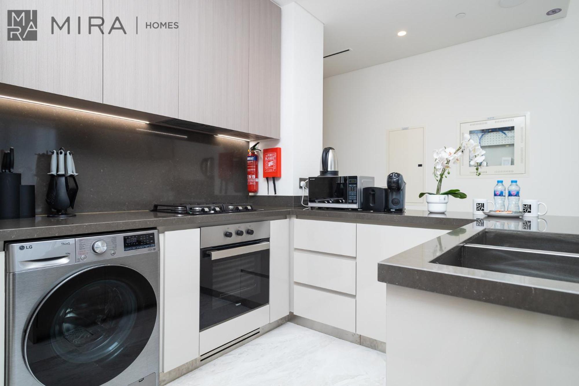 Stylish 1br In Peninsula Five Views & Pool * Dubai